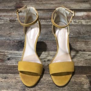 Antonio Melani, 3 1/2” Mustard Heel.